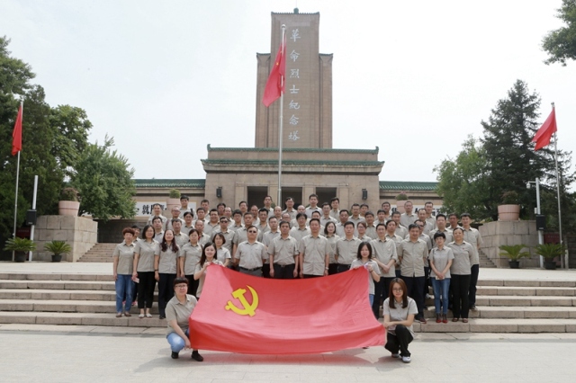 宣化熱電公司組織全體黨員參觀(guān)張家口察哈爾烈士陵園